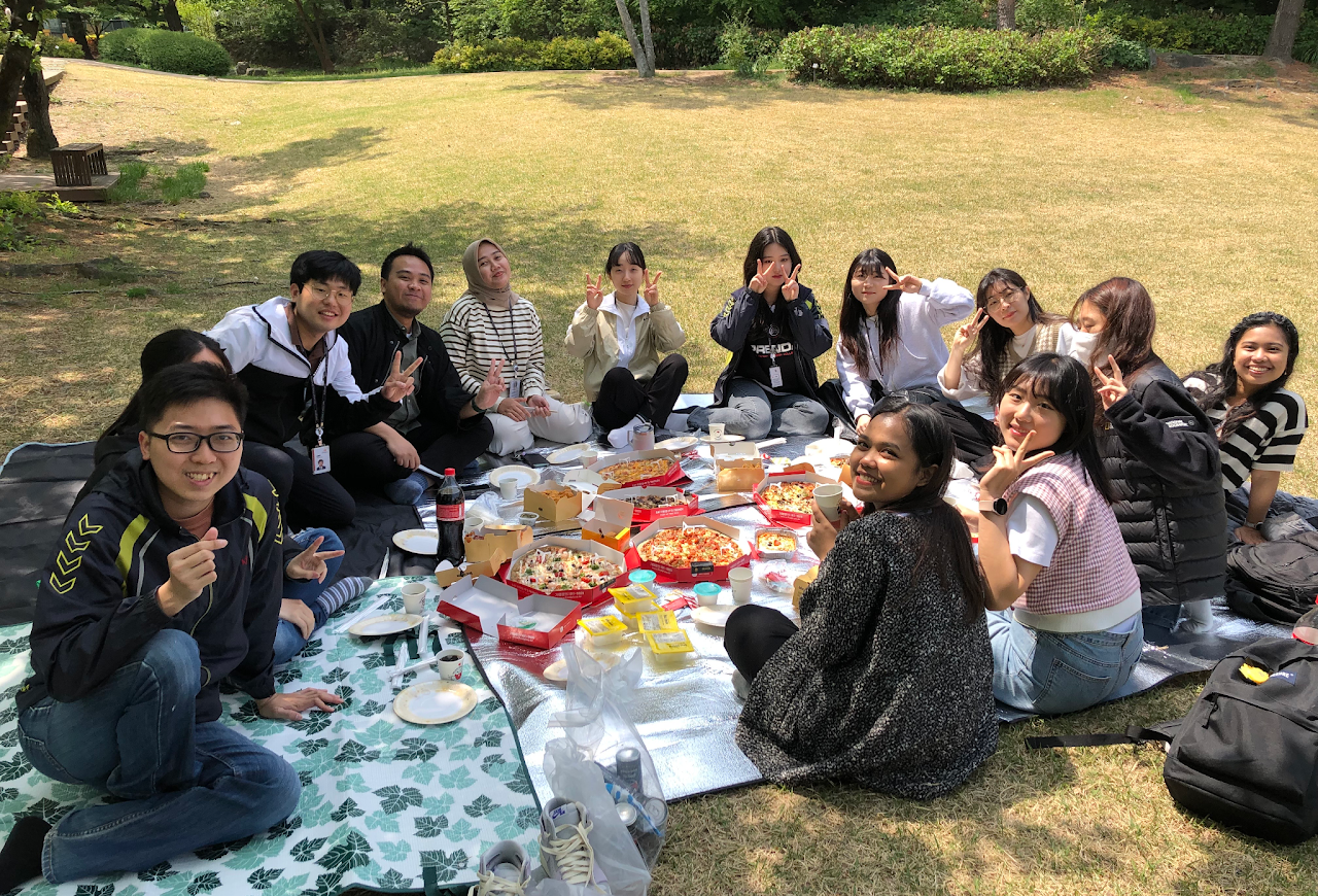 Lab group photo at the spring picnic 2023
